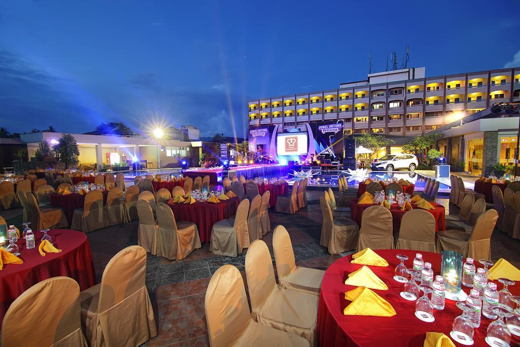 Pangeran Beach Hotel Padang  Exterior photo